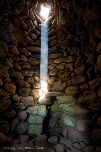 6) Nuraghe Aiga (40D_8158_1rid).jpg - Il raggio di luce alle ore 10:24 (le 11:24 dell'ora legale).